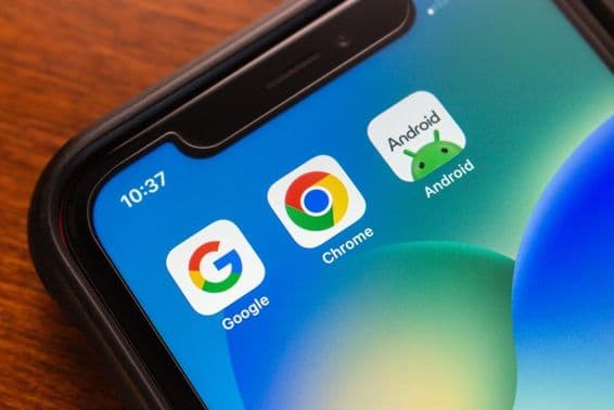 Google Chrome és Android ikonok egy okostelefon képernyőjén.