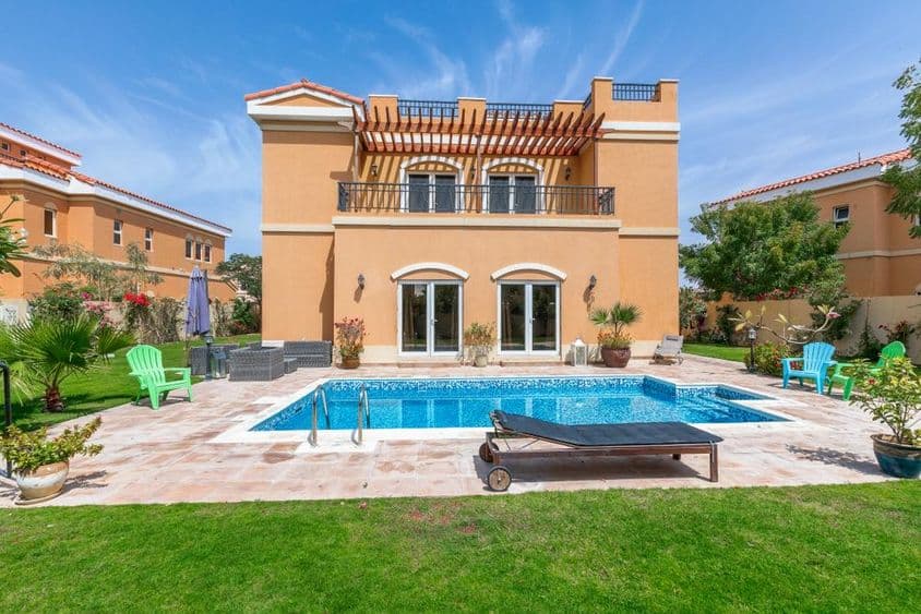 Villák Dubaiban egy medencével.