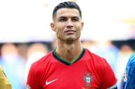 Cristiano Ronaldo piros focimezben.
