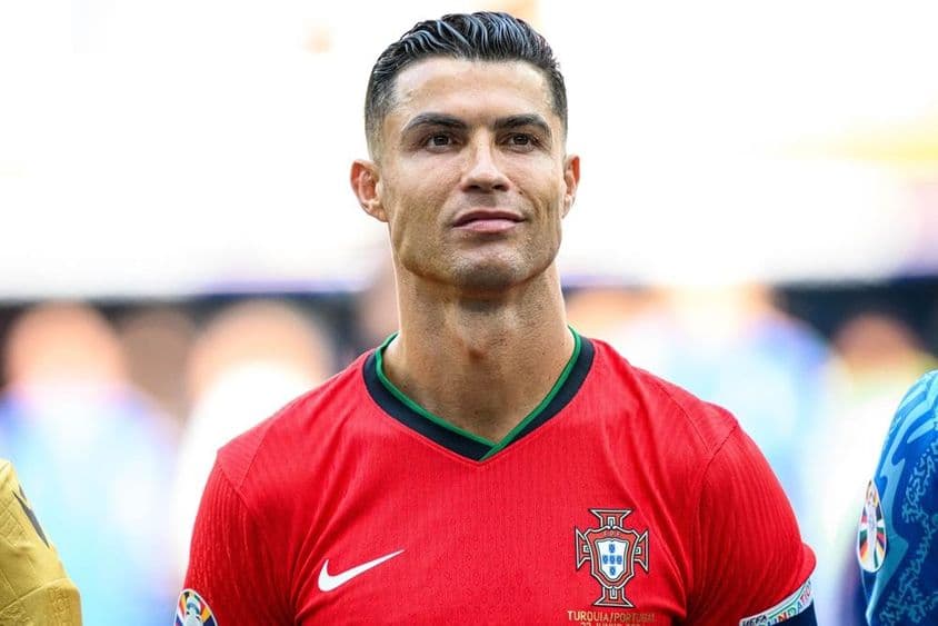 Cristiano Ronaldo piros focimezben.