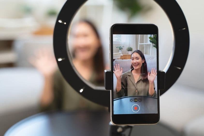 Közösségi média influenszer.