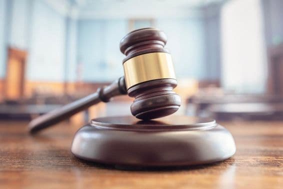 Bíró kalapács a pulton.