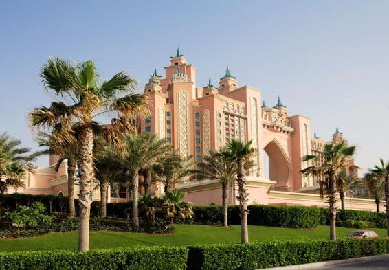 A dubai szállodák a modern arab építészet kiváló példái.