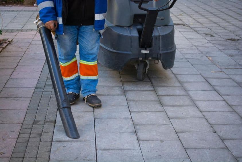 Utcai takarító a belvárosban.