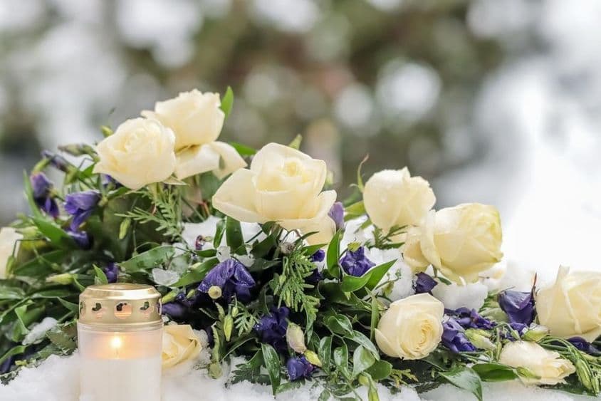 Egy gyönyörű emlékcsokor kék és fehér virágok.