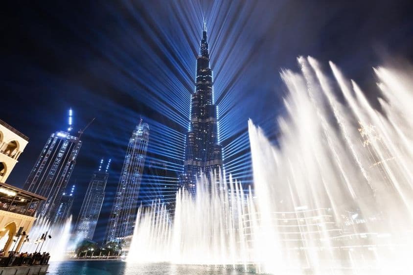 Burj Khalifa kivilágítás szökőkút show Dubaiban.