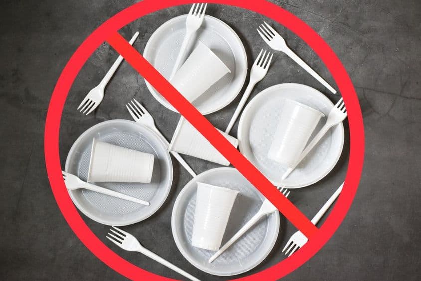 Betiltják az egyszer használatos műanyagokat.
