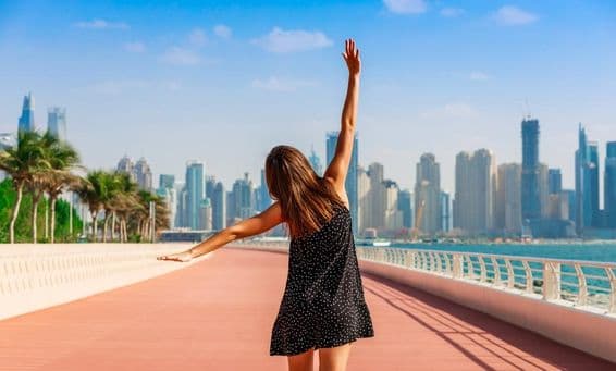 Turista nő Dubaiban.