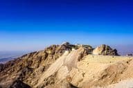 Al Ain Jabal Hafeet hegyi táj csúcsok és épületek.