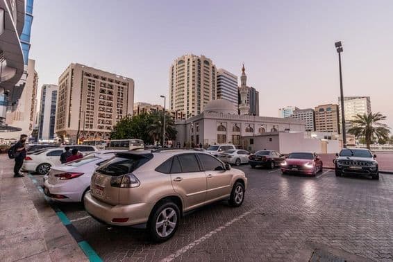Parkoló Abu Dhabi belvárosában, Egyesült Arab Emírségek.