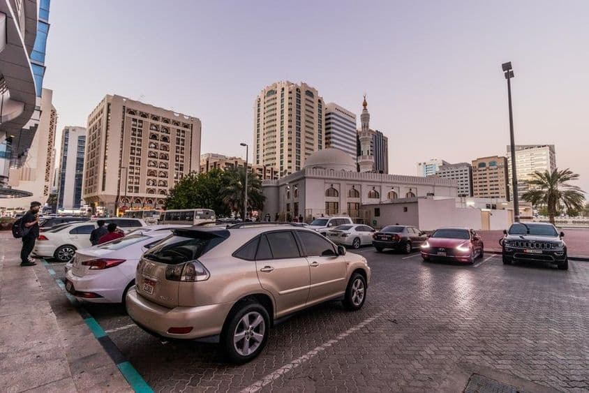 Parkoló Abu Dhabi belvárosában, Egyesült Arab Emírségek.