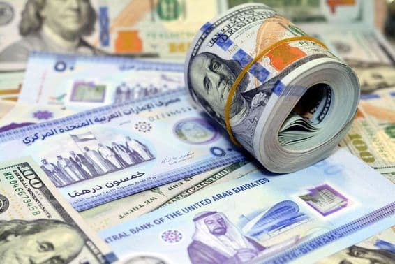 100 dolláros amerikai készpénzes bankjegyek és dirhamok.