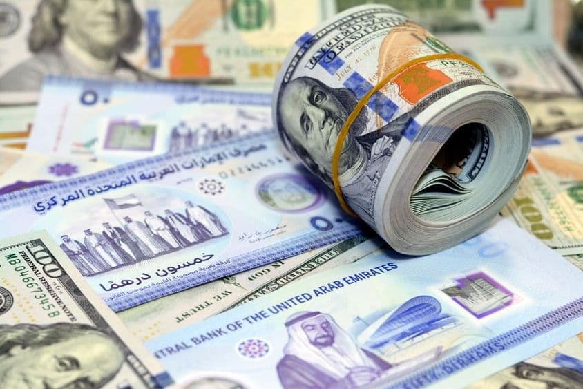 100 dolláros amerikai készpénzes bankjegyek és dirhamok.