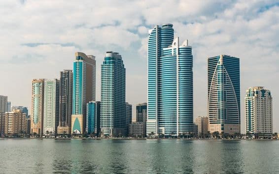 Sharjah városának felhőkarcolói, Egyesült Arab Emírségek.