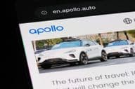 Baidu Apollo márka logója és robotaxi a weboldalon.