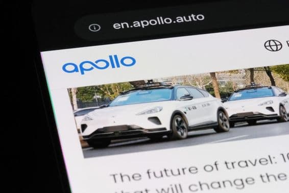 Baidu Apollo márka logója és robotaxi a weboldalon.