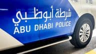 Az Abu Dhabi rendőrség rendőrautója angol és arab nyelvű felirattal.
