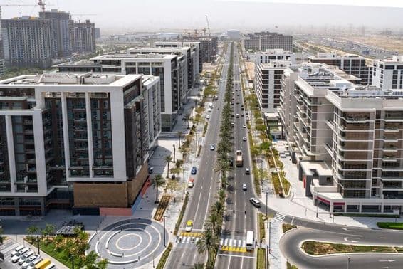 Dubai Hills Estate épületek és Hills Park utakkal.