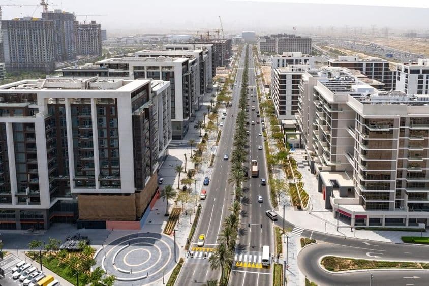 Dubai Hills Estate épületek és Hills Park utakkal.