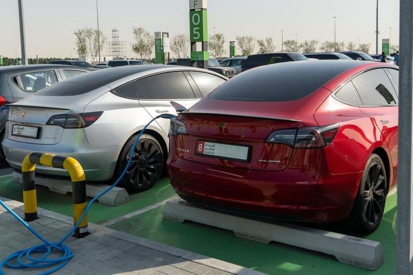 Dubai, Egyesült Arab Emírségek, Tesla elektromos járművekhez való töltőállomás.