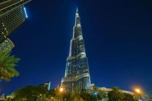 Burj Khalifa toronyra alulról, éjszaka kivilágítással.