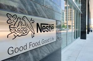 NESTLE USA - bejárat a központ épületébe táblával.