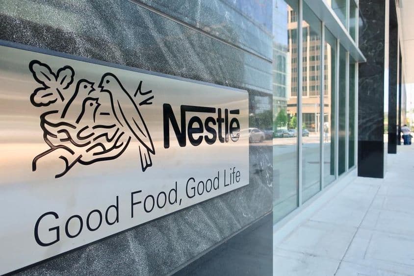 NESTLE USA - bejárat a központ épületébe táblával.