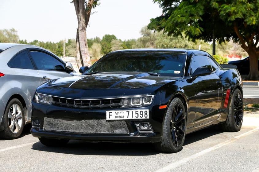 Egy Chevrolet Camaro a város utcáján.