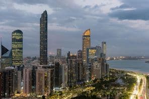 Abudhabi látképe, felhős napon.