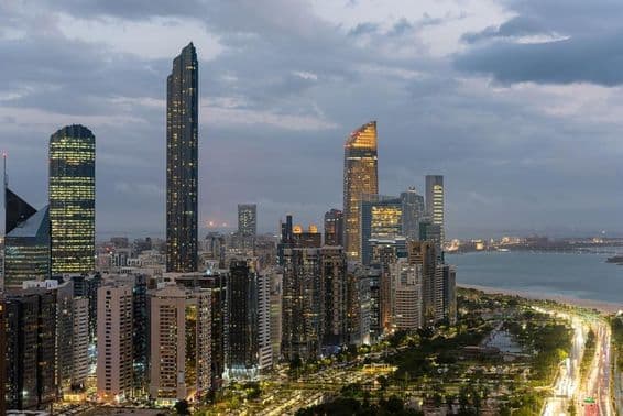 Abudhabi látképe, felhős napon.