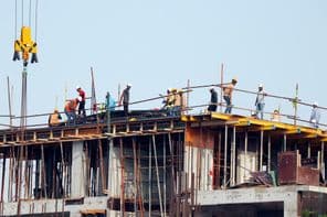 Dolgozó férfiak egy építkezésen dubaiban.