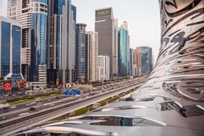 Városkép Dubai bemutatja a Museum of the Future és Sheikh Zayed Avenue.