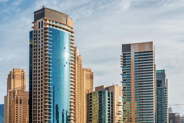 Lakóépületek és szállodák felhőkarcolókban a Dubai Marina környékén.