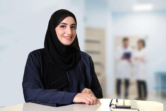 Emirátusi helyi nő néz elölről.