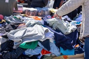 Különböző hamis designer ruházati cikkek.