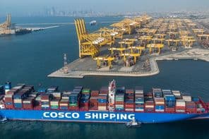 Cosco Shipping Lines konténerszállító hajó Kínából Dubai Jebel Ali kikötőjében.