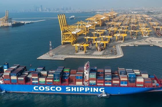Cosco Shipping Lines konténerszállító hajó Kínából Dubai Jebel Ali kikötőjében.