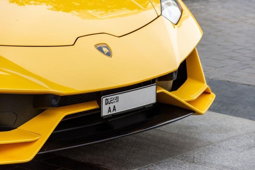 Lamborghini logó közeli felvétel az autó elején.