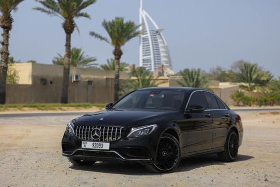 Mercedes Benz C300 parkolva a szabadban Dubai városában.