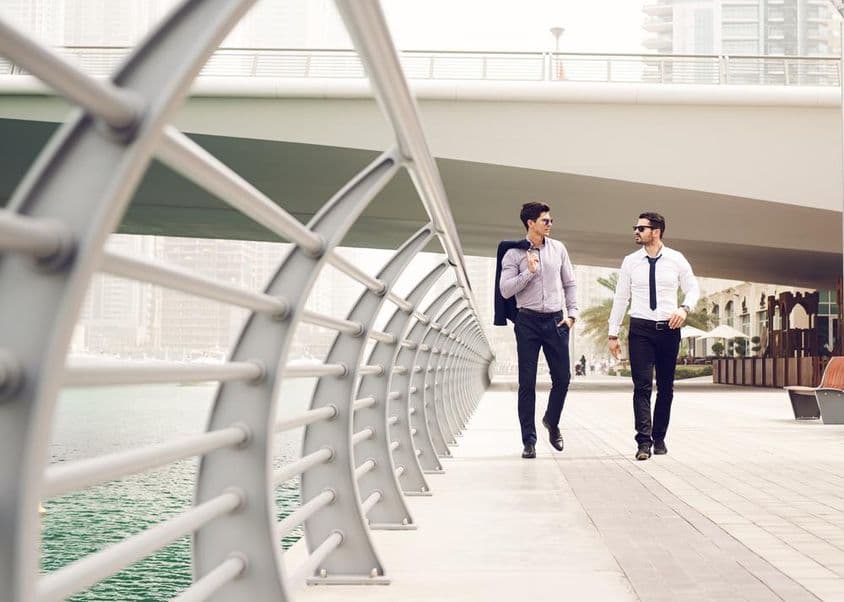 Üzletemberek sétálnak a Dubai Marinában.