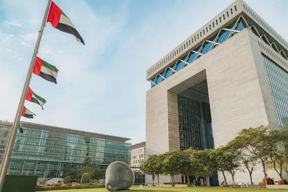 DIFC kapuja Dubaiban, Egyesült Arab Emírségekben.