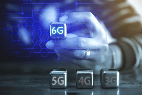 Egy fiatal üzletember egy négyzet alakú acélgolyót használ, és a következő feliratot látja: 6G.