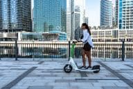 Egy elektromos roller a Dubai Marina sétányon.