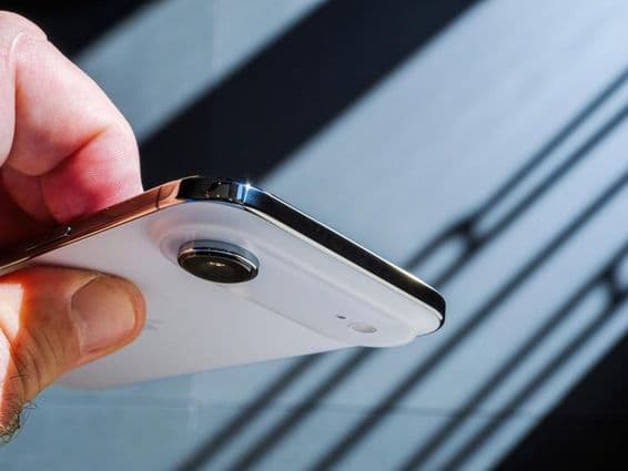 Egy kéz tartja az új Apple iPhone Air okostelefont.