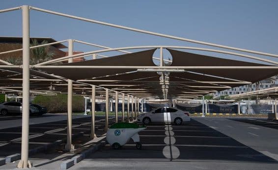 Szövet fedél parkolóhelyek felett Dubaiban.