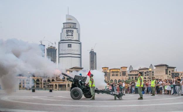 Ágyút dörrentenek naplementekor a ramadán hónapja alatt.