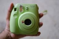 Fujifilm márkájú, mentazöld színű FUJIFILM Instax Mini instant.