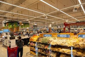 Carrefour szupermarketben a Dubai Mall of Emirates bevásárlóközpontban.