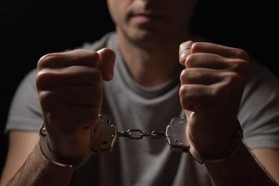 Bilincsben tartott kezek elöl.