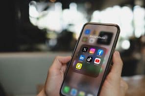 iPhone 15 Pro kijelzőjéről közösségi média alkalmazásikonokkal.